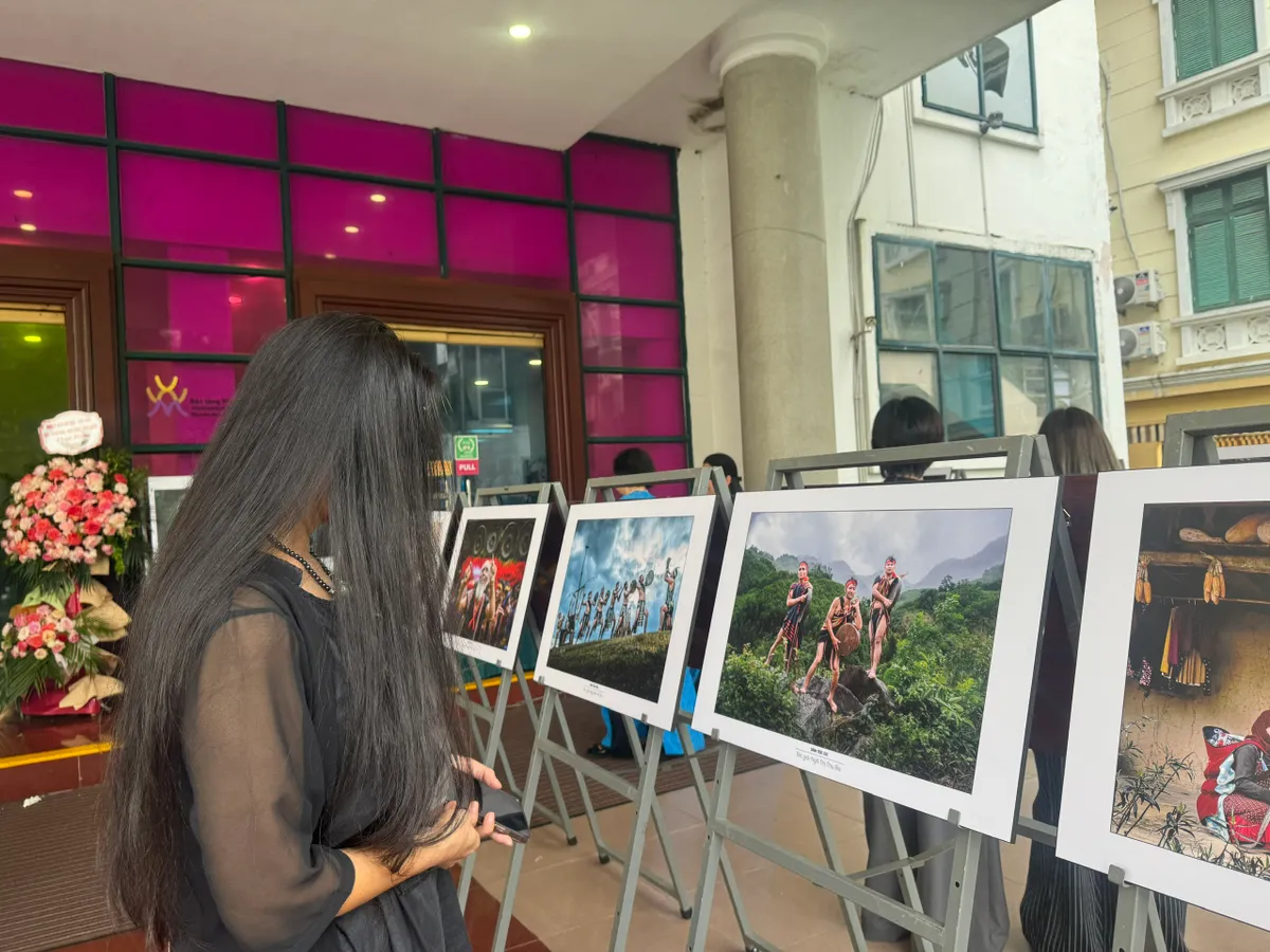 Độc đáo sắc màu văn hóa 54 dân tộc giữa lòng Hà Nội - Ảnh 1.