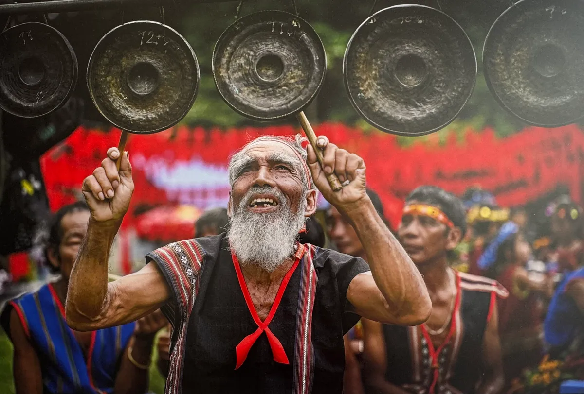 Độc đáo sắc màu văn hóa 54 dân tộc giữa lòng Hà Nội - Ảnh 5.