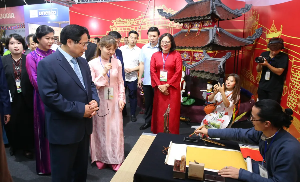 Khai mạc Lễ hội Văn hóa Thế giới tại Hà Nội: Hòa sắc năm châu giữa lòng di sản - Ảnh 5.